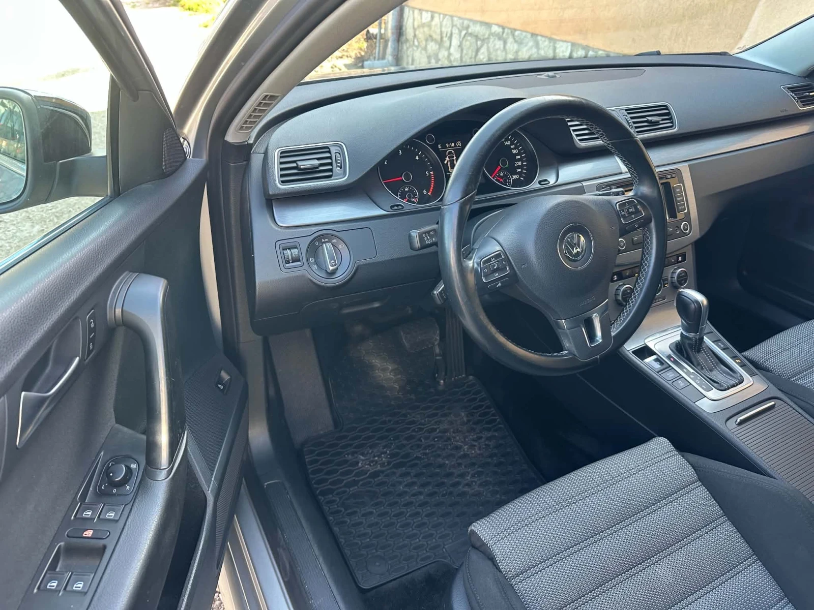 VW Passat 2.0 TDI Highline, снимка 8 - Автомобили и джипове - 54639306