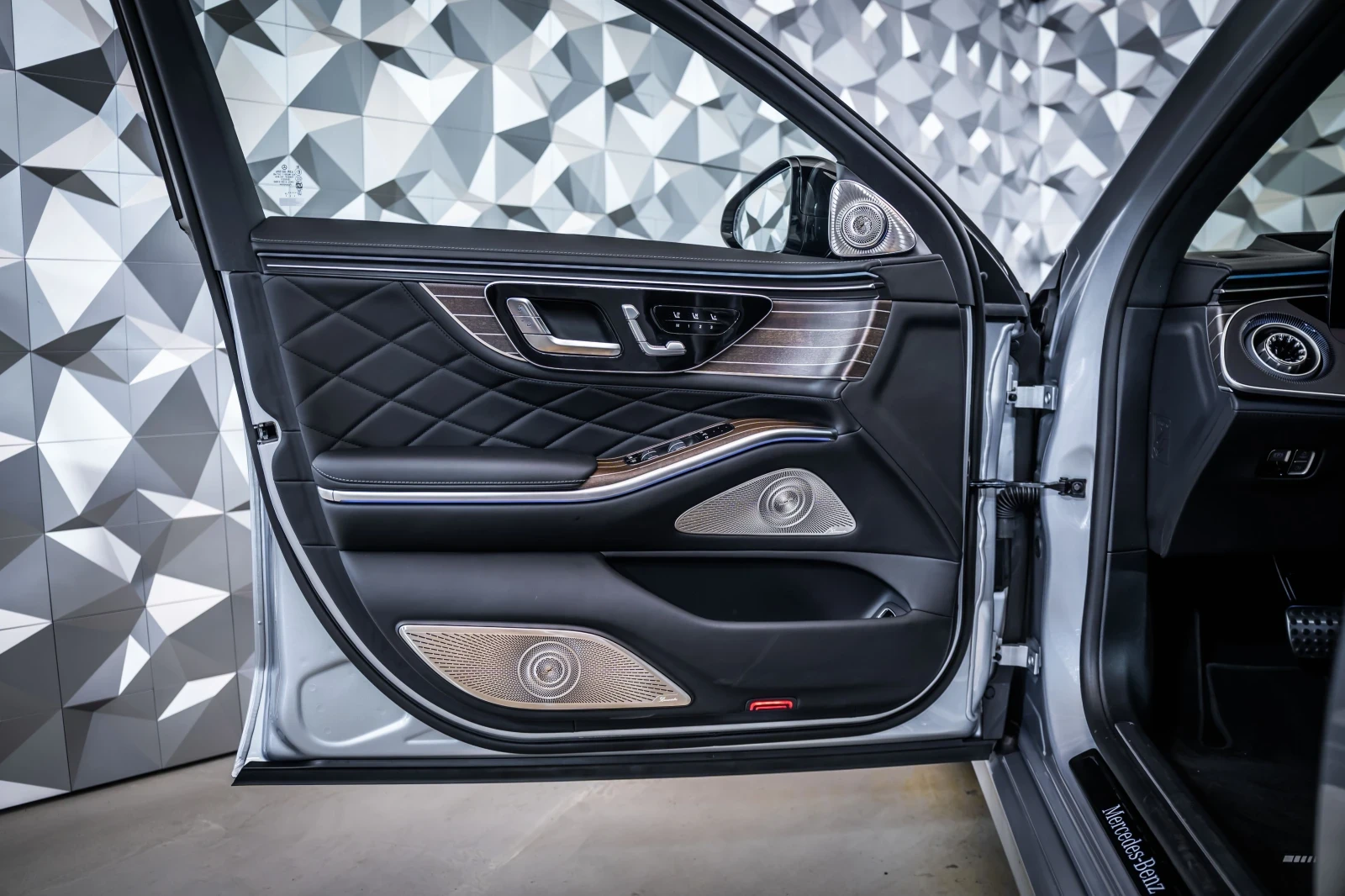 Mercedes-Benz S 580 e 4M L AMG* FirstCl* Burm* Pano* , снимка 7 - Автомобили и джипове - 55532013