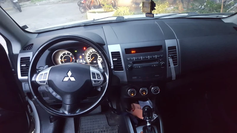 Mitsubishi Outlander M1, снимка 5 - Автомобили и джипове - 52650635
