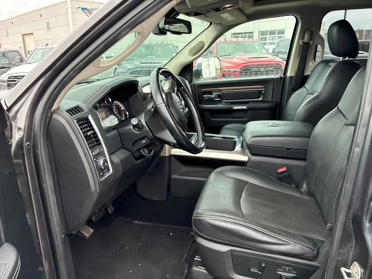 Dodge RAM 1500 LARAMIE * ПОДГРЕВ НА ВОЛАН/СЕДАЛКИ* ОБДУХВАНЕ* , снимка 7 - Автомобили и джипове - 53911315