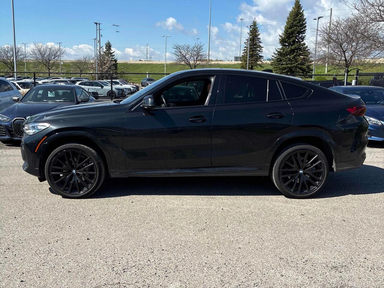 BMW X6 40i* Distronic* Обдух* Mpack* Lazer* Масаж* 360, снимка 2 - Автомобили и джипове - 54501811