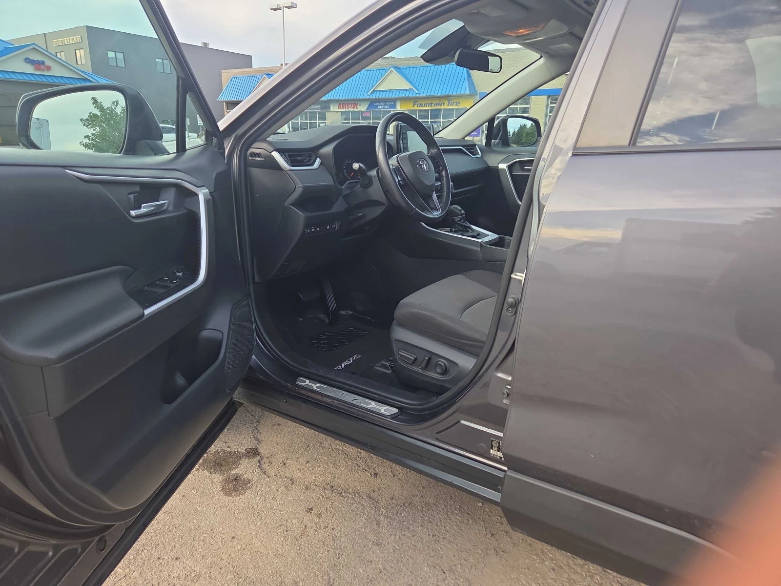 Toyota Rav4 * XLE * ОТ ПРЕДСТАВИТЕЛСТВО* , снимка 5 - Автомобили и джипове - 56113001
