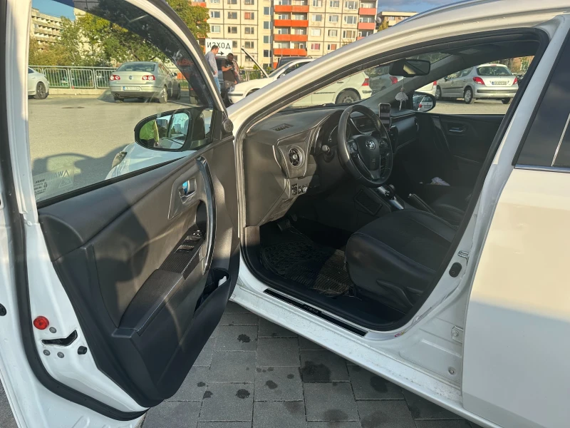 Toyota Auris 1.8, снимка 10 - Автомобили и джипове - 47568355