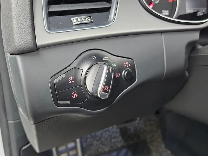 Audi A4 2.0 TDI Quattro, снимка 15 - Автомобили и джипове - 54143318