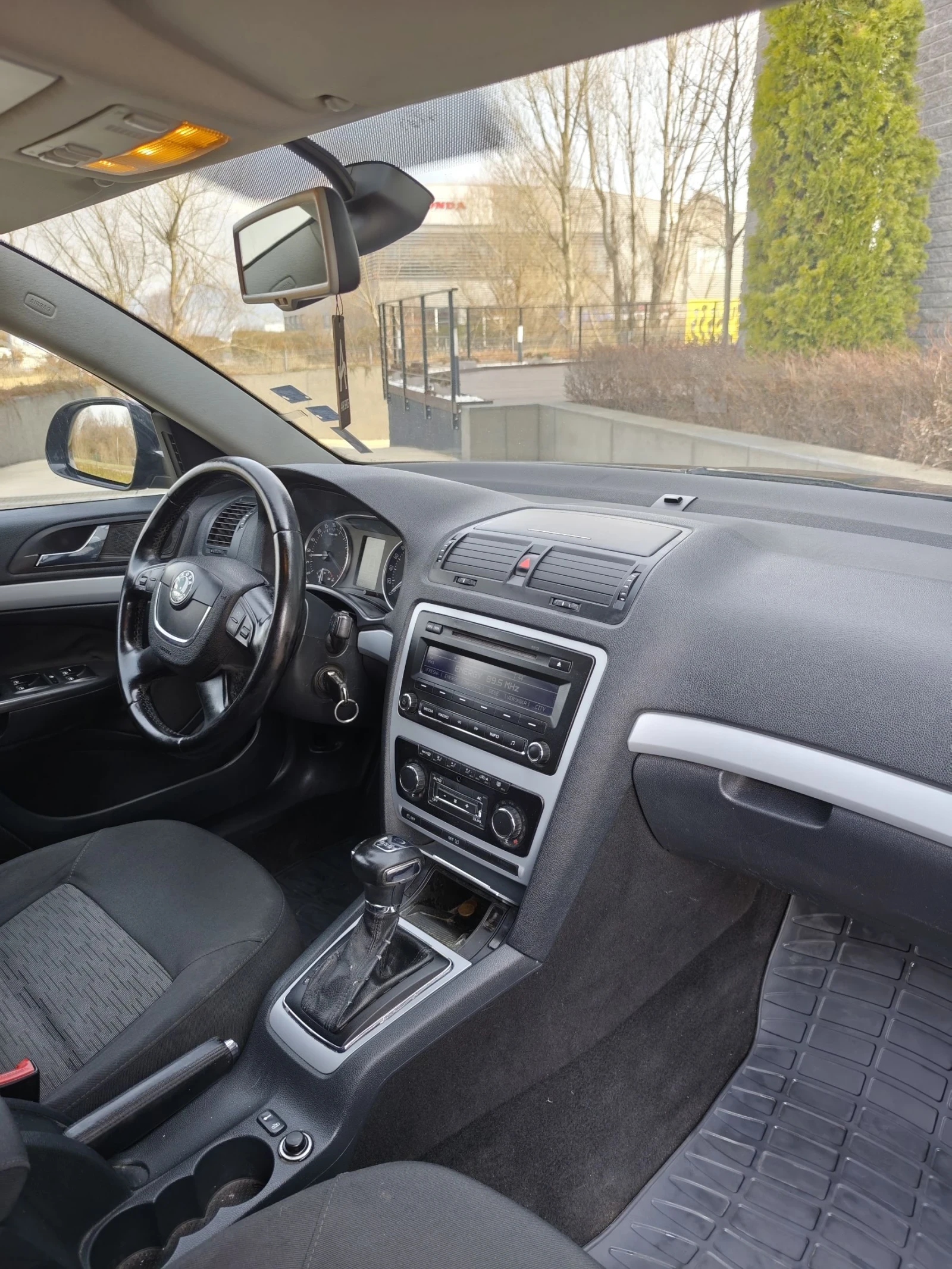 Skoda Octavia 1.6 TDI Avtomat DSG 2011г , снимка 8 - Автомобили и джипове - 53755655