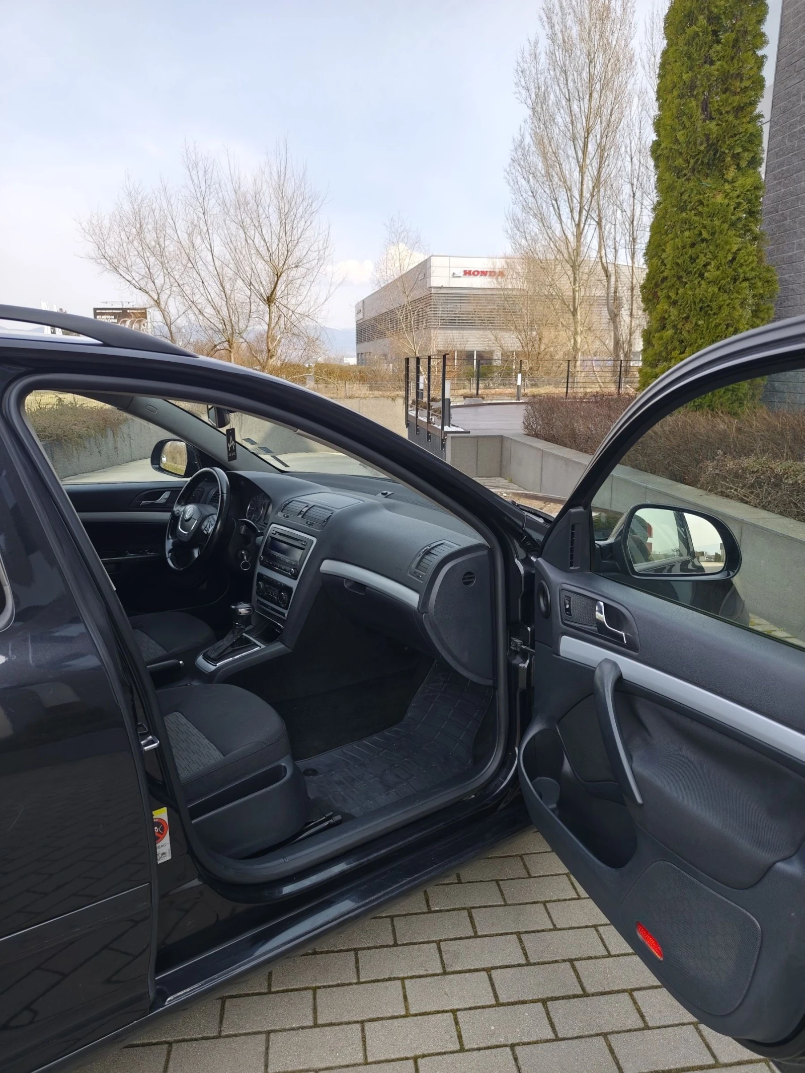 Skoda Octavia 1.6 TDI Avtomat DSG 2011г , снимка 9 - Автомобили и джипове - 53755655