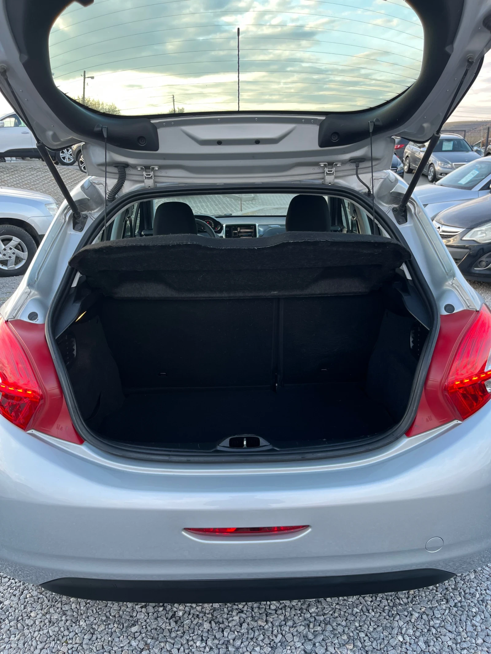 Peugeot 208 1.4 HDI 68cc Top Navi , снимка 12 - Автомобили и джипове - 53985207