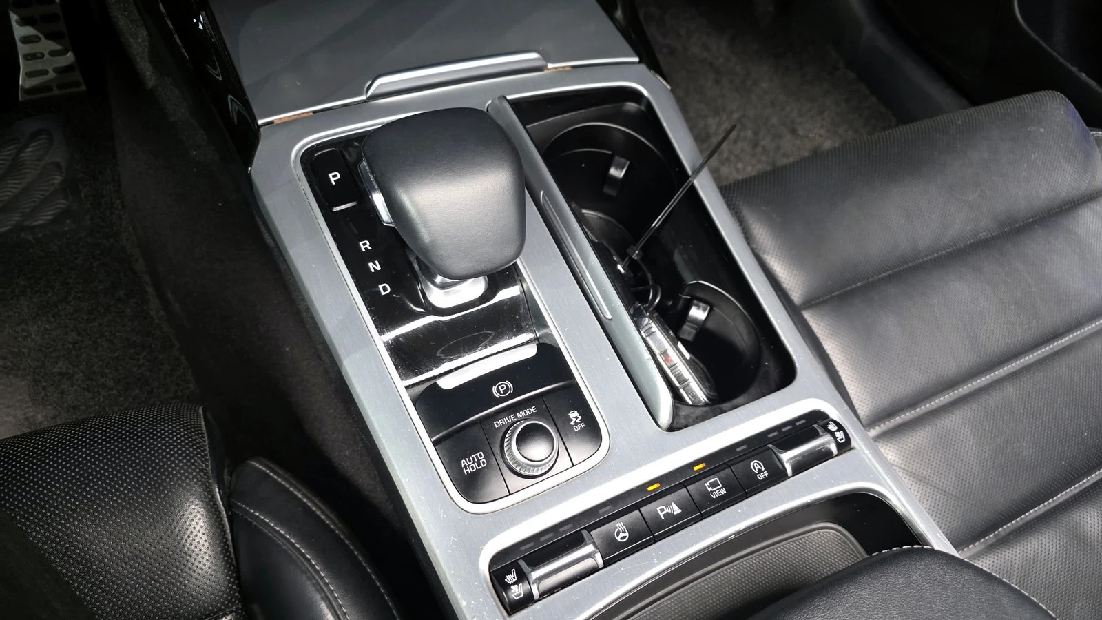 Kia Stinger 3.3* ЛЮК* HUD* 360* KEYLESS* ПОДГРЕВ ВОЛАН* КРАЙНА, снимка 9 - Автомобили и джипове - 55336560