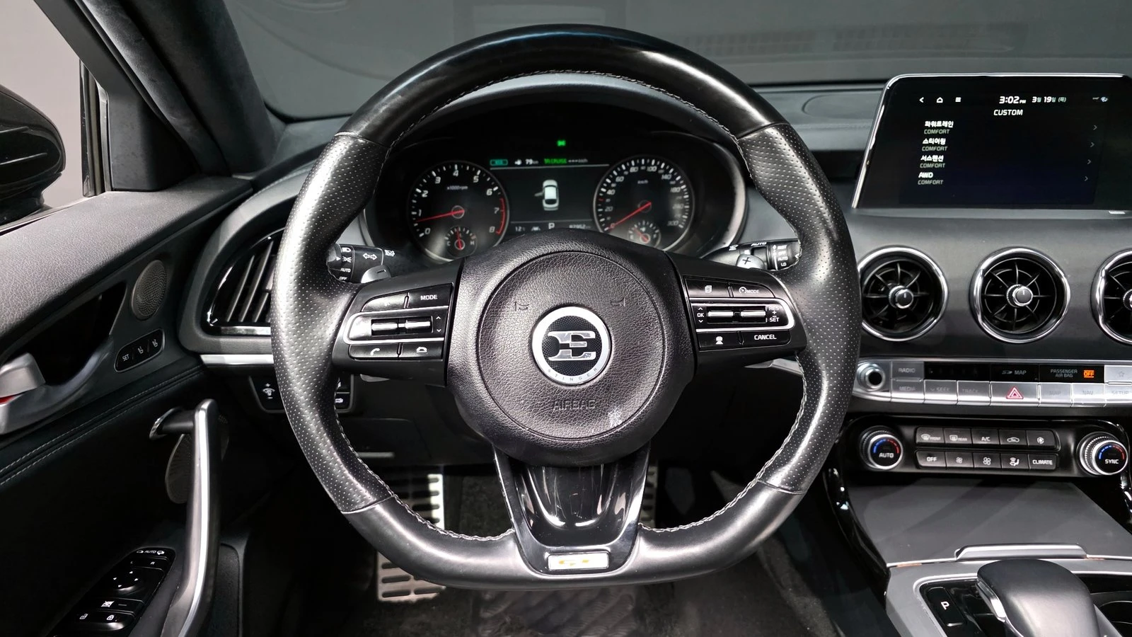 Kia Stinger 3.3* ЛЮК* HUD* 360* KEYLESS* ПОДГРЕВ ВОЛАН* КРАЙНА, снимка 13 - Автомобили и джипове - 55336560