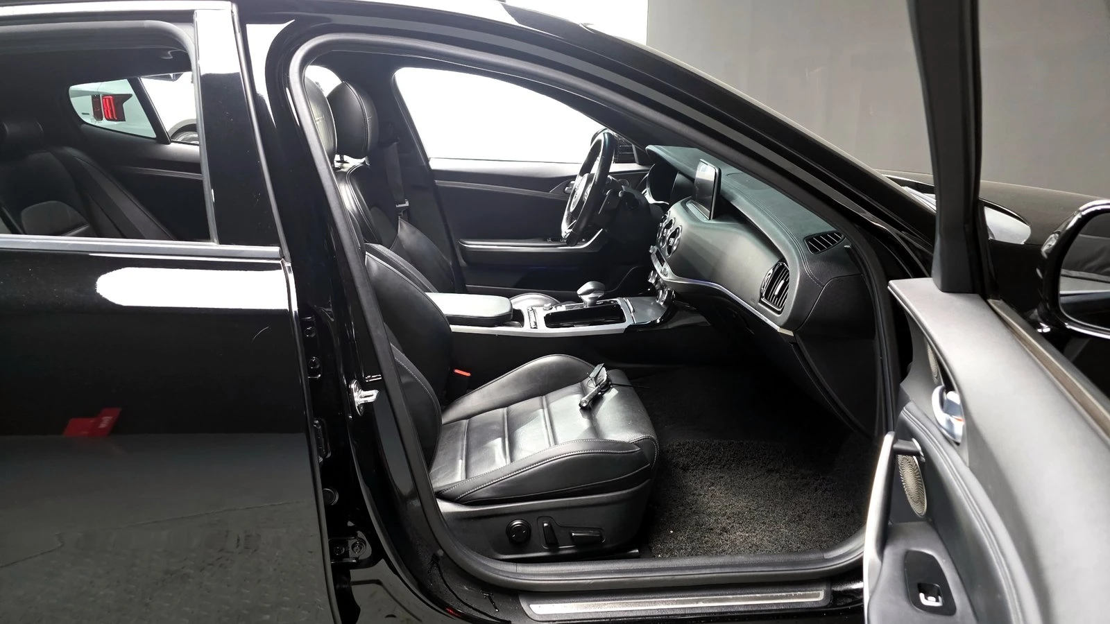 Kia Stinger 3.3* ЛЮК* HUD* 360* KEYLESS* ПОДГРЕВ ВОЛАН* КРАЙНА, снимка 11 - Автомобили и джипове - 55336560
