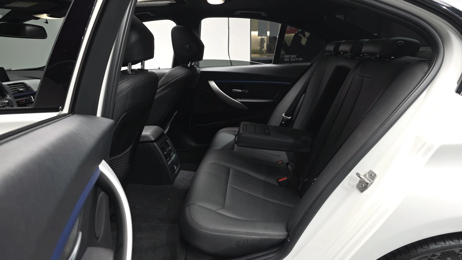 BMW 320  i  M-Sport, снимка 16 - Автомобили и джипове - 55372272
