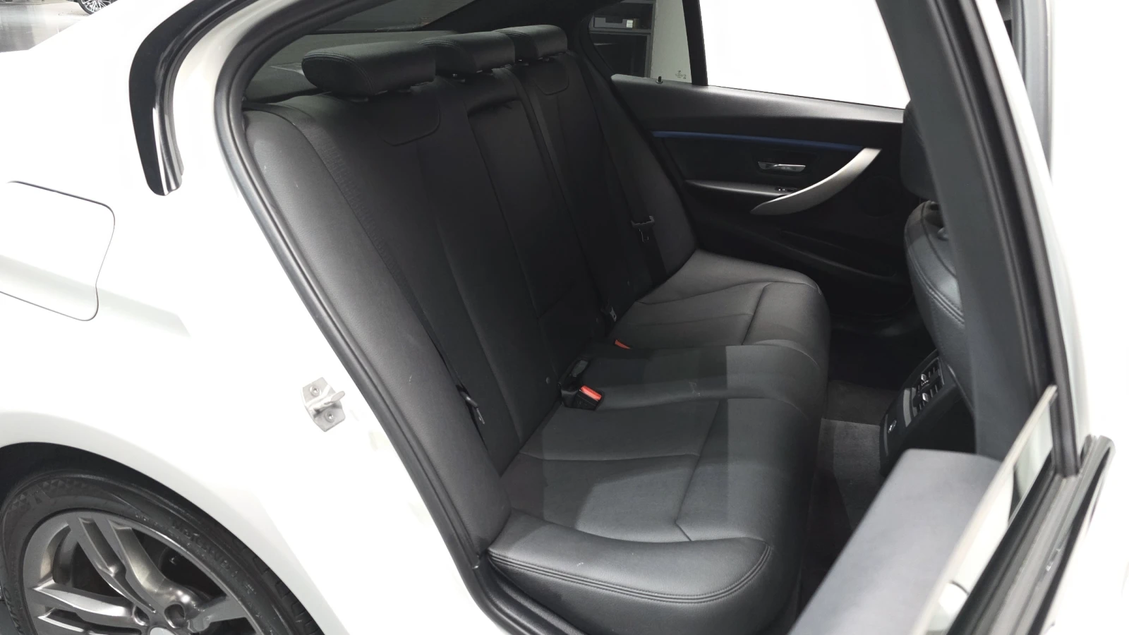 BMW 320  i  M-Sport, снимка 15 - Автомобили и джипове - 55372272
