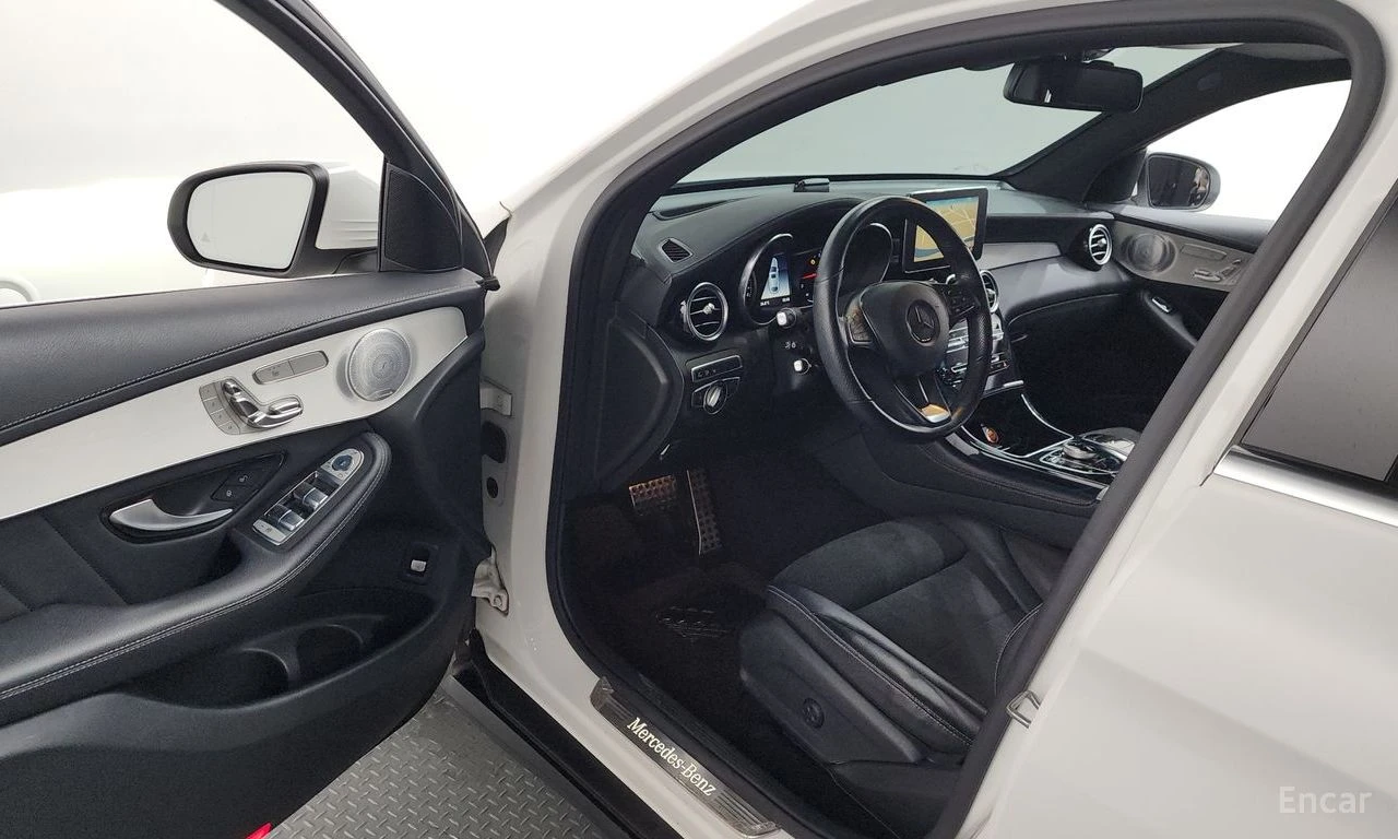 Mercedes-Benz GLC 300 * ФИКСИРАНА ЦЕНА ДО БЪЛГАРИЯ * АВТОКРЕДИТ, снимка 16 - Автомобили и джипове - 55398565