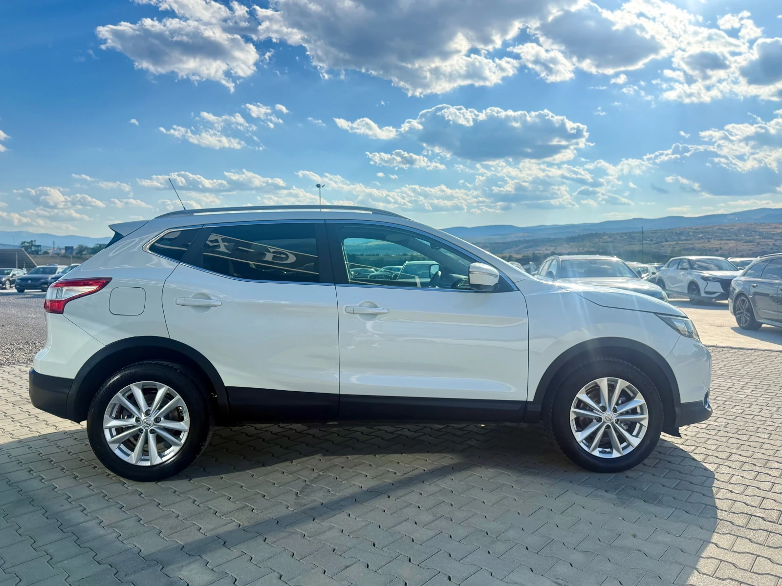 Nissan Qashqai 1.5 dci Бяла перла Собствен лизинг !!!, снимка 4 - Автомобили и джипове - 55839302