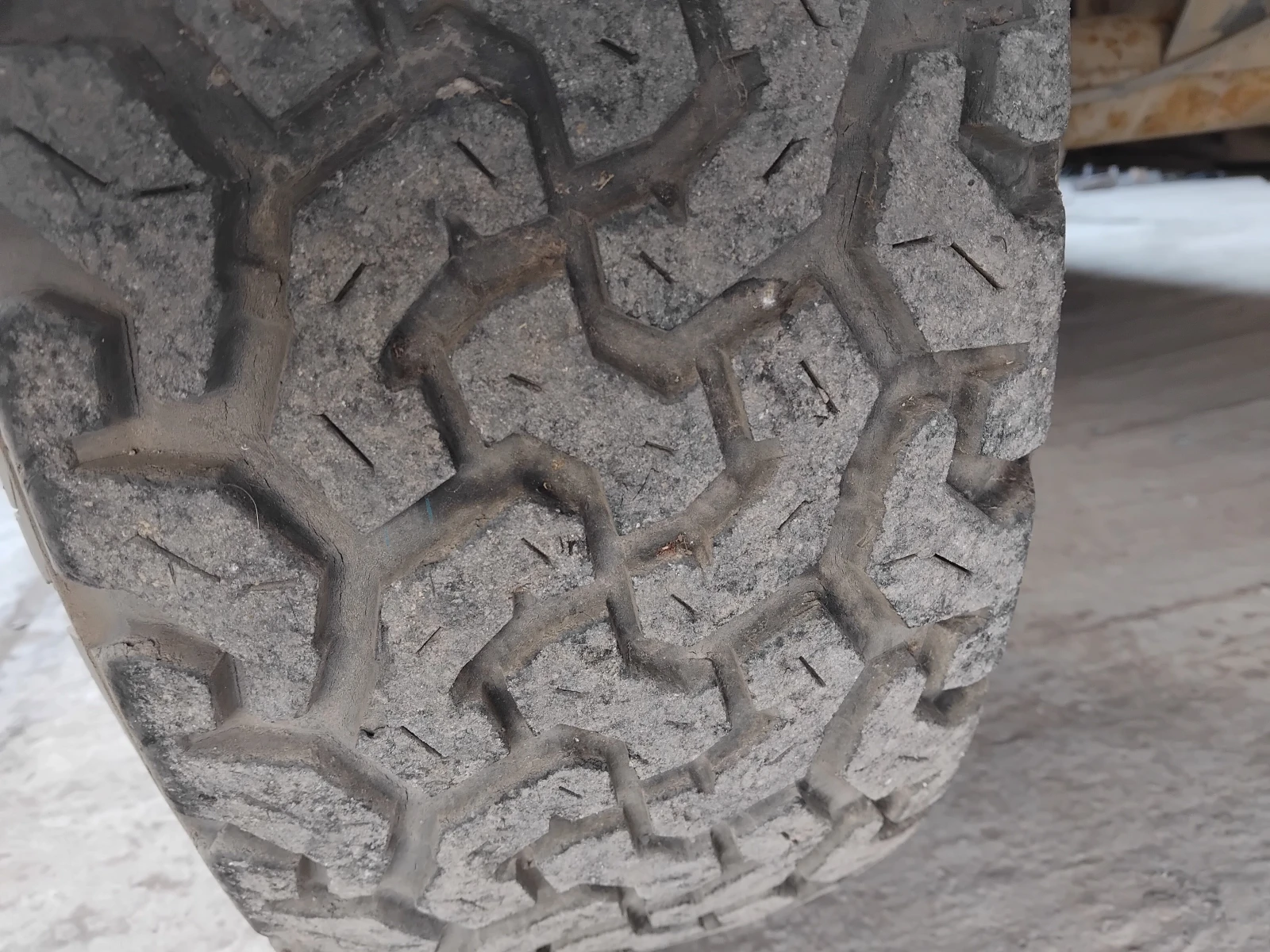 Гуми Зимни 235/75R15, снимка 3 - Гуми и джанти - 53737432