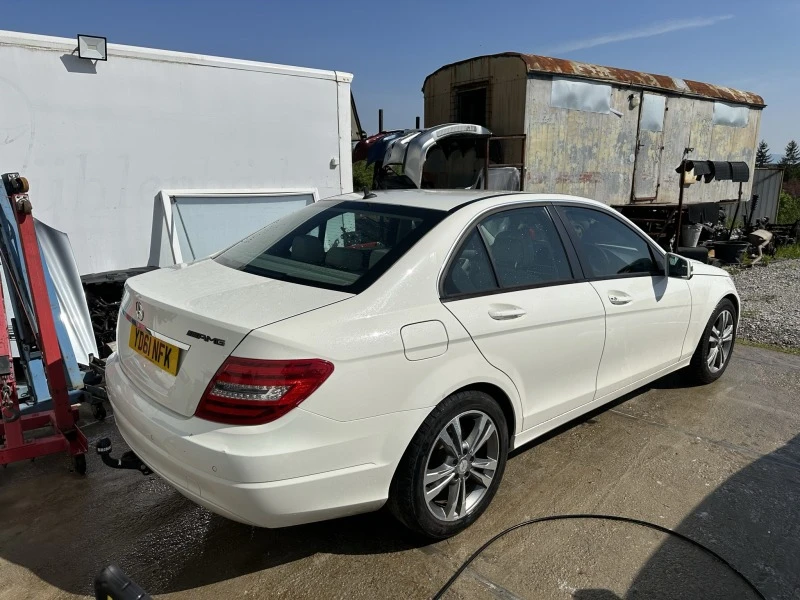 Mercedes-Benz C 220, снимка 4 - Автомобили и джипове - 46480408