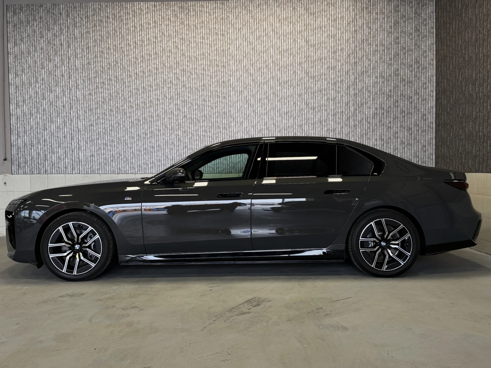 BMW i7 M60 xDrive SKY LOUNGE TV INDIVIDUAL 360 B&W - изображение 3