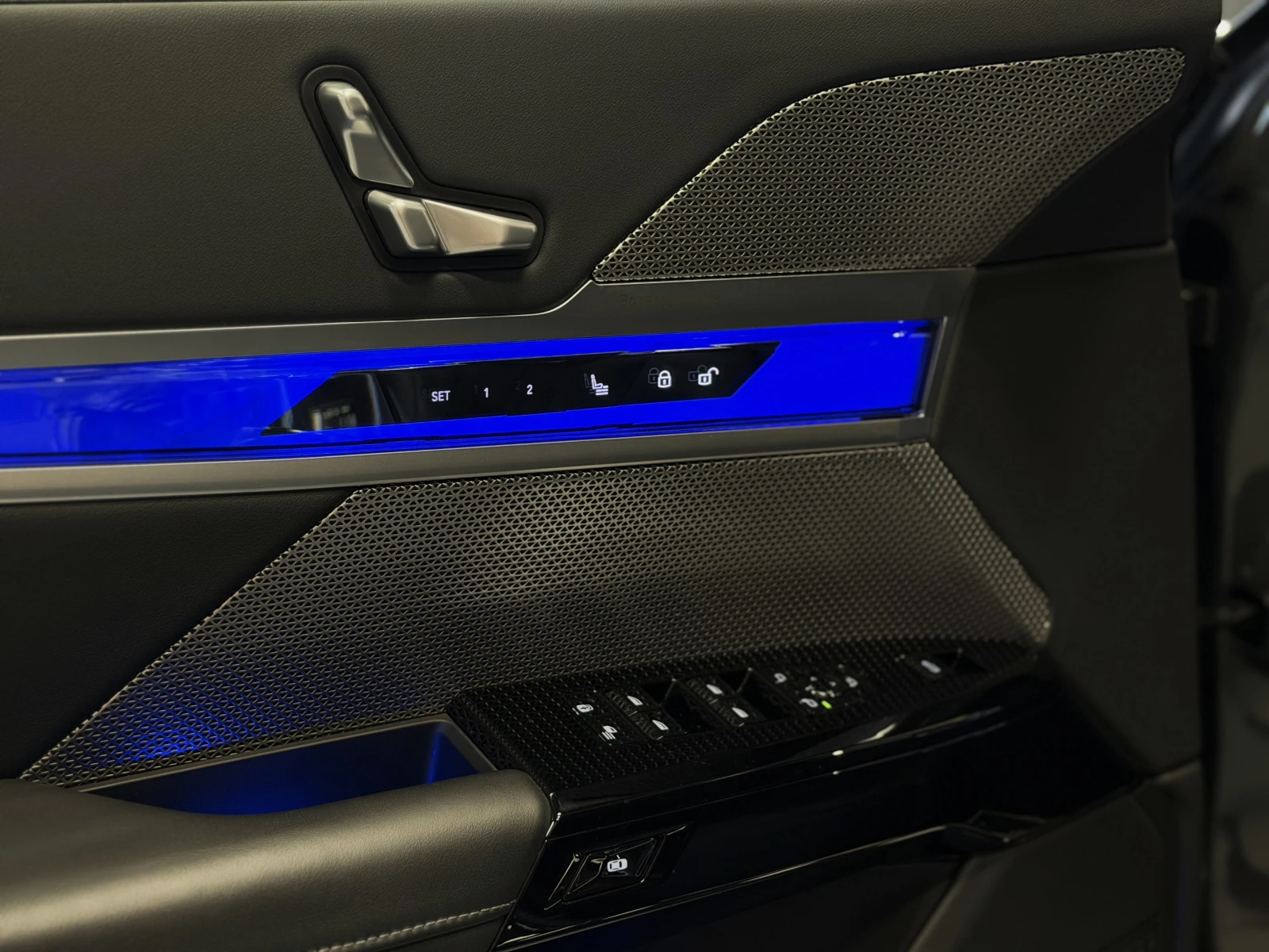 BMW i7 M60 xDrive SKY LOUNGE TV INDIVIDUAL 360 B&W - изображение 9