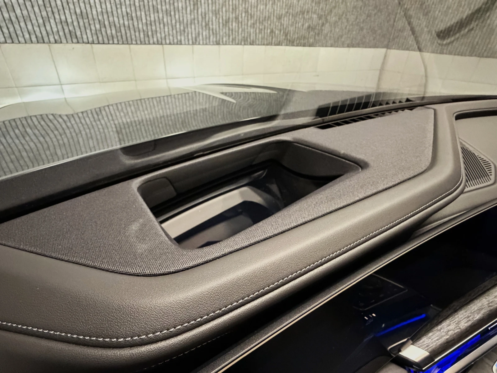 BMW i7 M60 xDrive SKY LOUNGE TV INDIVIDUAL 360 B&W - изображение 10