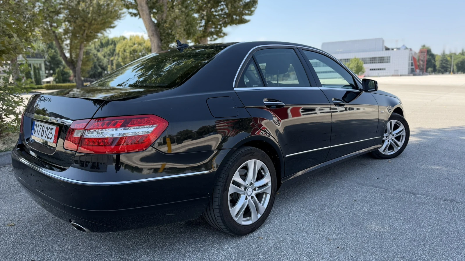 Mercedes-Benz E 300 KEYLESS PANORAMA ПАМЕТ ПОДГРЕВ, снимка 5 - Автомобили и джипове - 54734772