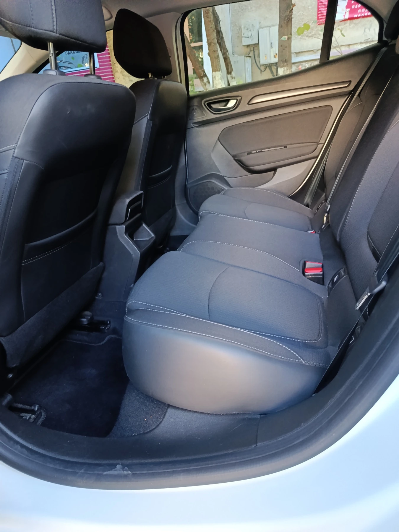 Renault Megane 1.33 TCe , снимка 6 - Автомобили и джипове - 55993711