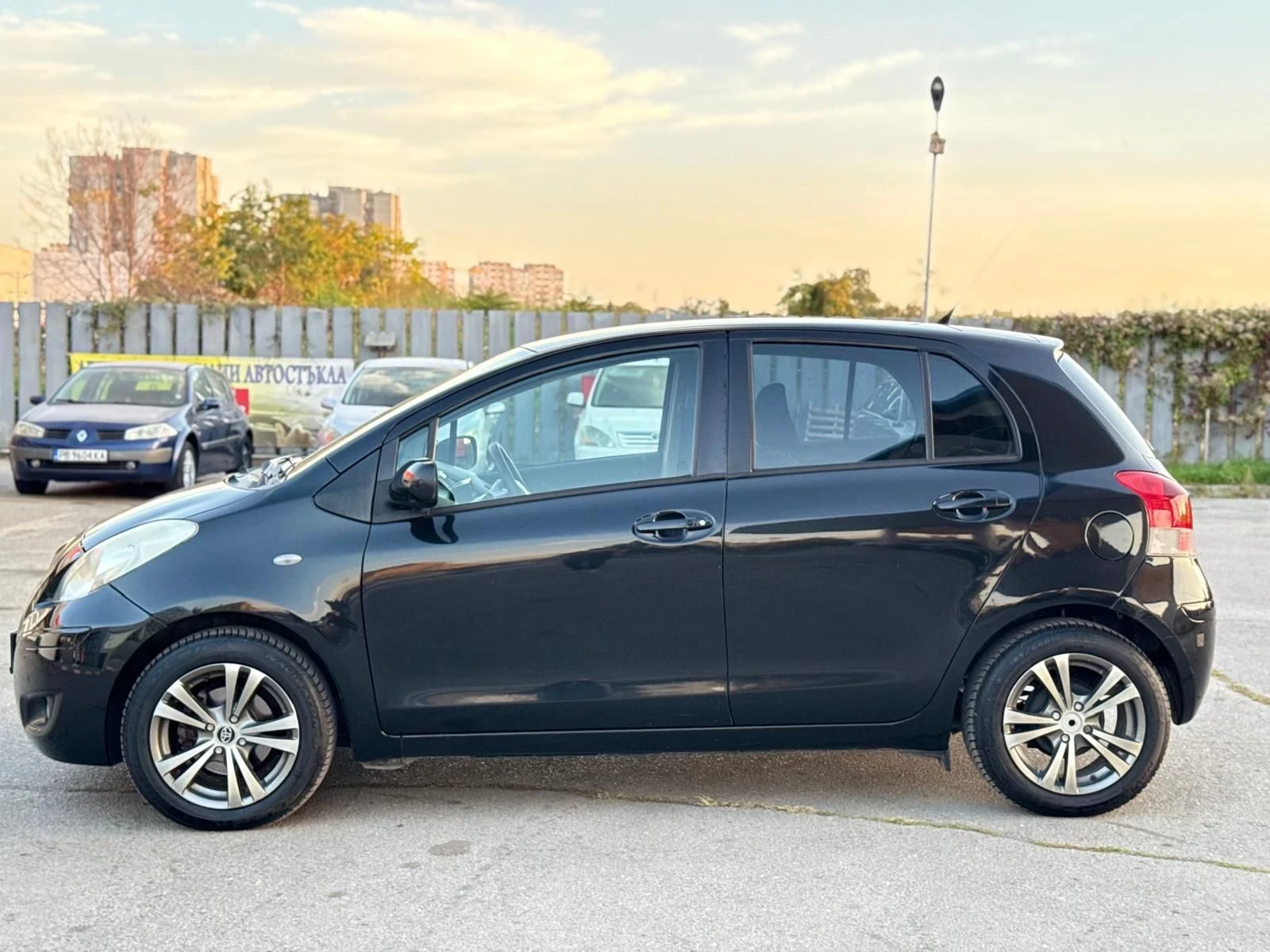 Toyota Yaris 1.3VVTi/101��* KEYYLES* ����������* ���/������*  | Mobile.bg � ����������� 12