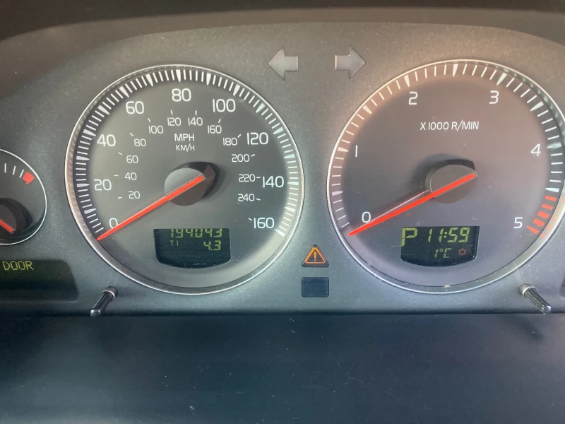 Volvo Xc90 2.4, снимка 2 - Автомобили и джипове - 52924532