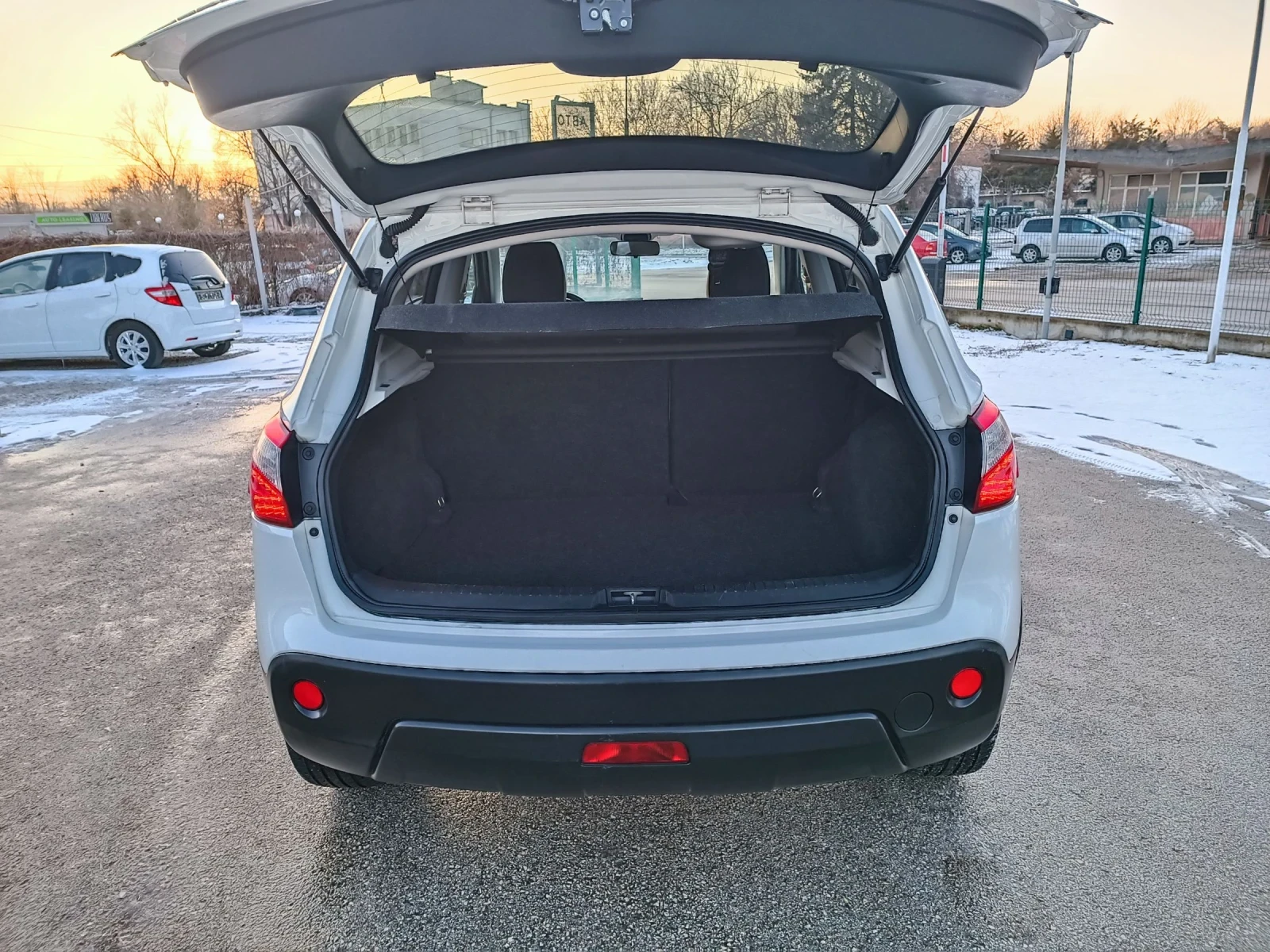 Nissan Qashqai 2.0i-141кс-ШВЕЙЦАРИЯ-РЪЧКА-6ск-FACELIFT-KEYLESS - изображение 5