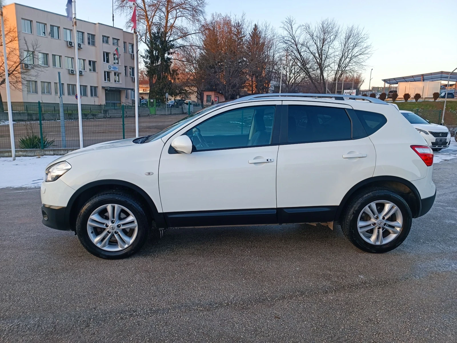 Nissan Qashqai 2.0i-141кс-ШВЕЙЦАРИЯ-РЪЧКА-6ск-FACELIFT-KEYLESS - изображение 7