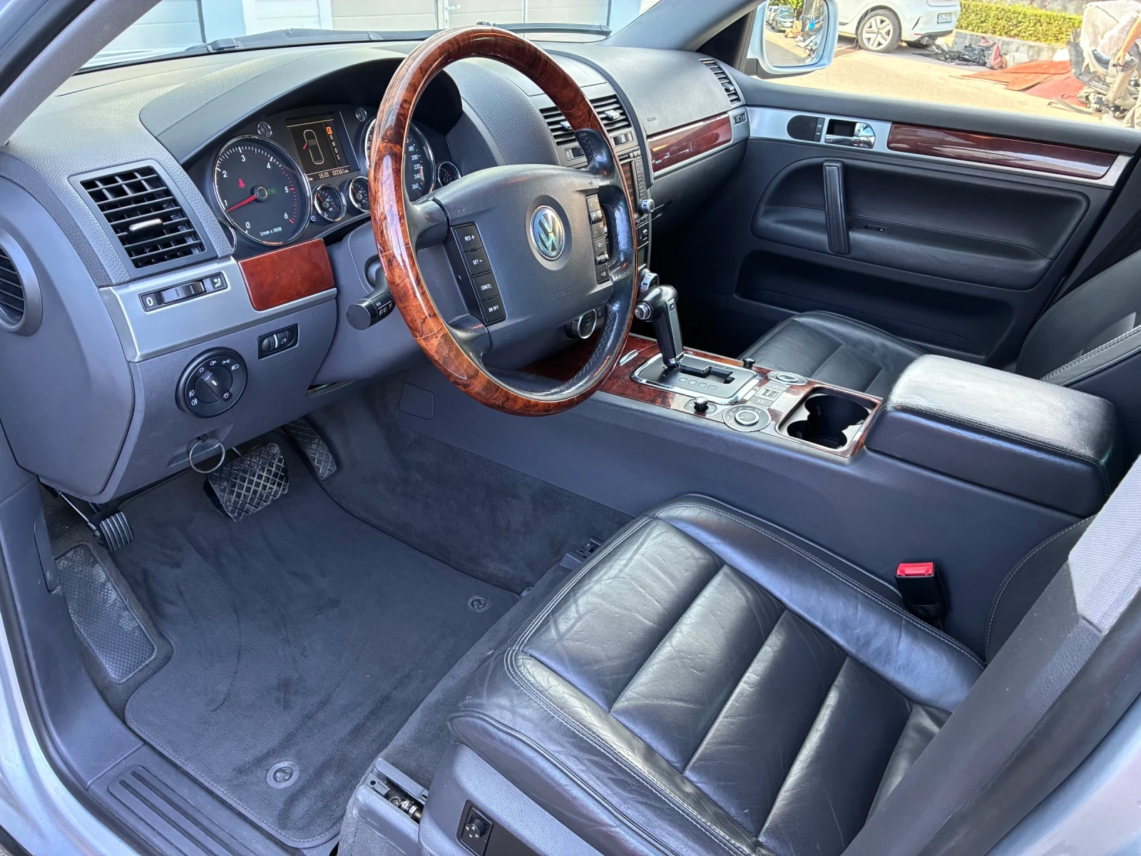 VW Touareg 3.0 TDI, снимка 5 - Автомобили и джипове - 56582589