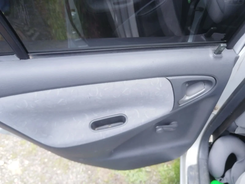 Toyota Yaris 1.0i Газ-бензин, снимка 17 - Автомобили и джипове - 52343053