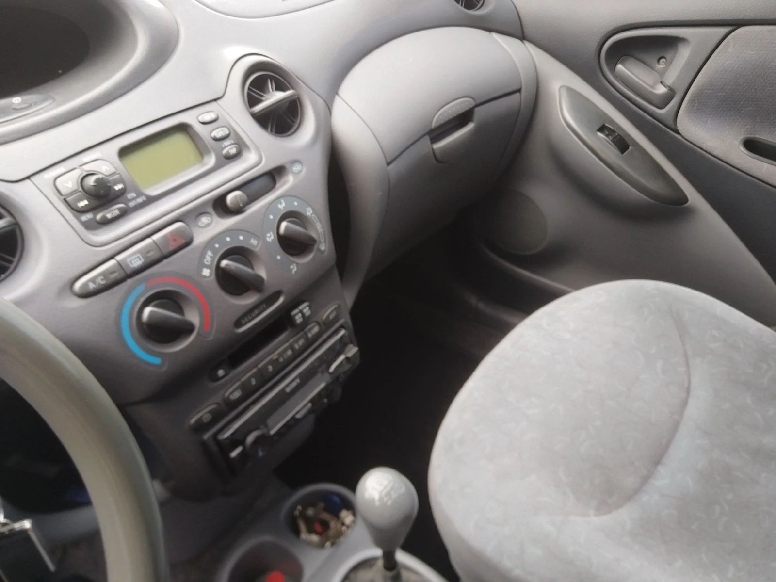 Toyota Yaris 1.0i Газ-бензин - изображение 9