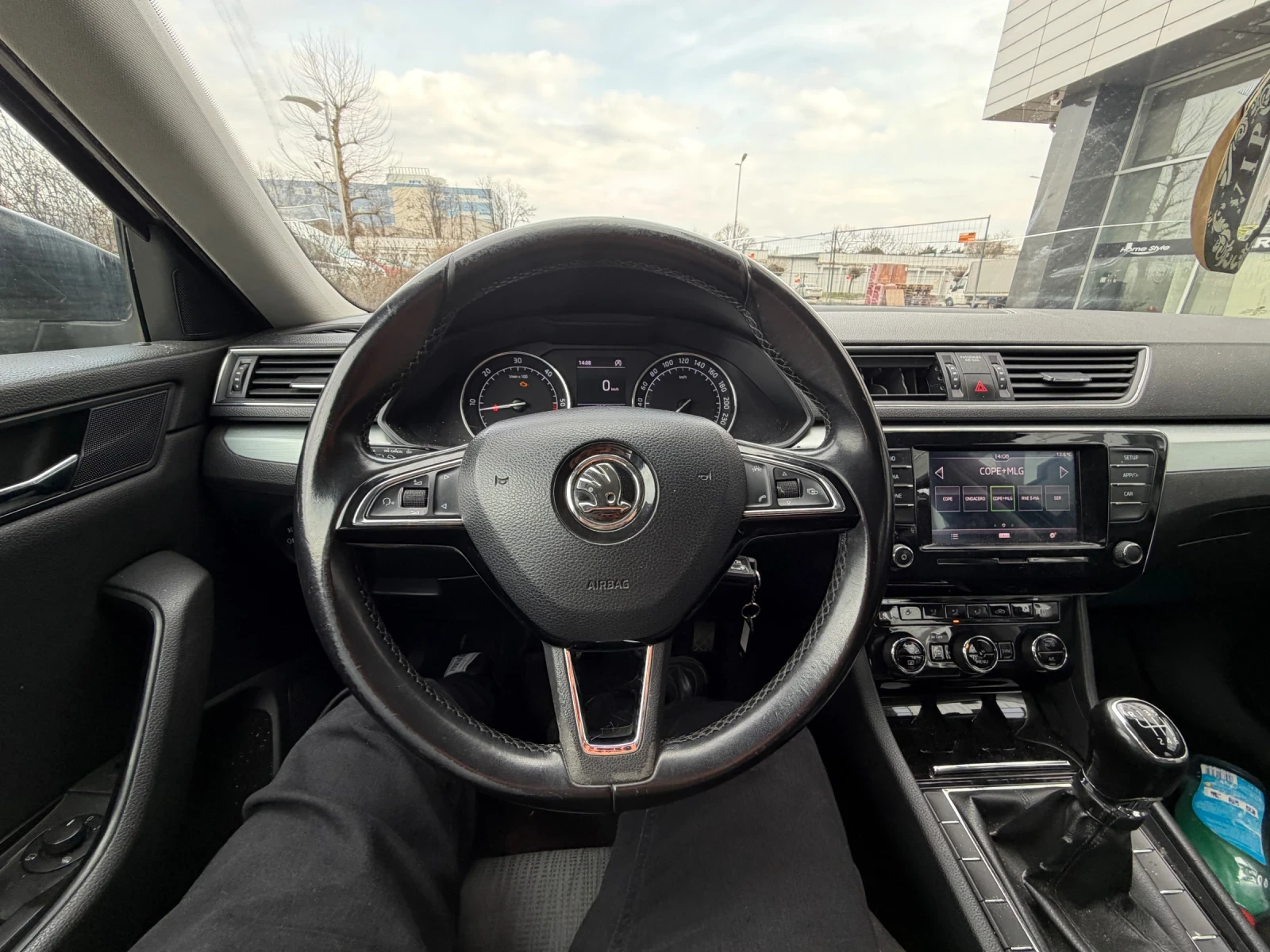 Skoda Superb 2.0D* Ръчка* 2019г, снимка 11 - Автомобили и джипове - 53925097
