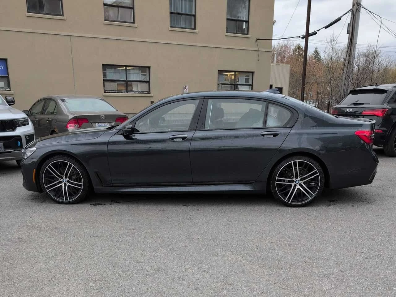 BMW 750 xDrive Sedan  CARFAX, снимка 2 - Автомобили и джипове - 54445639