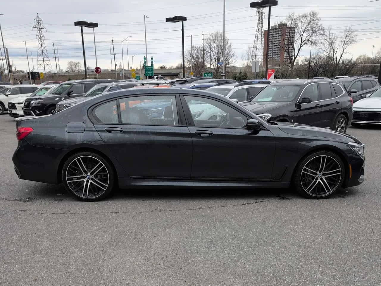 BMW 750 xDrive Sedan  CARFAX, снимка 3 - Автомобили и джипове - 54445639