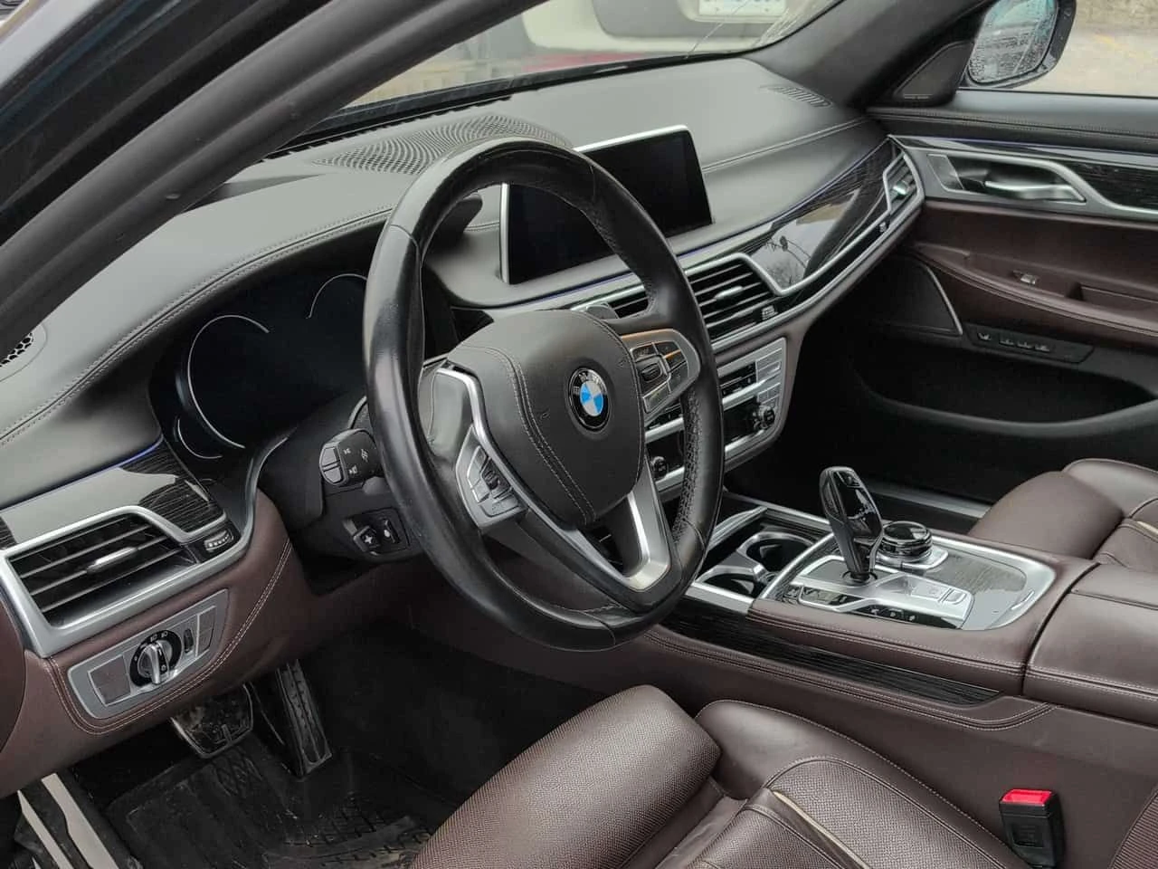 BMW 750 xDrive Sedan  CARFAX, снимка 5 - Автомобили и джипове - 54445639