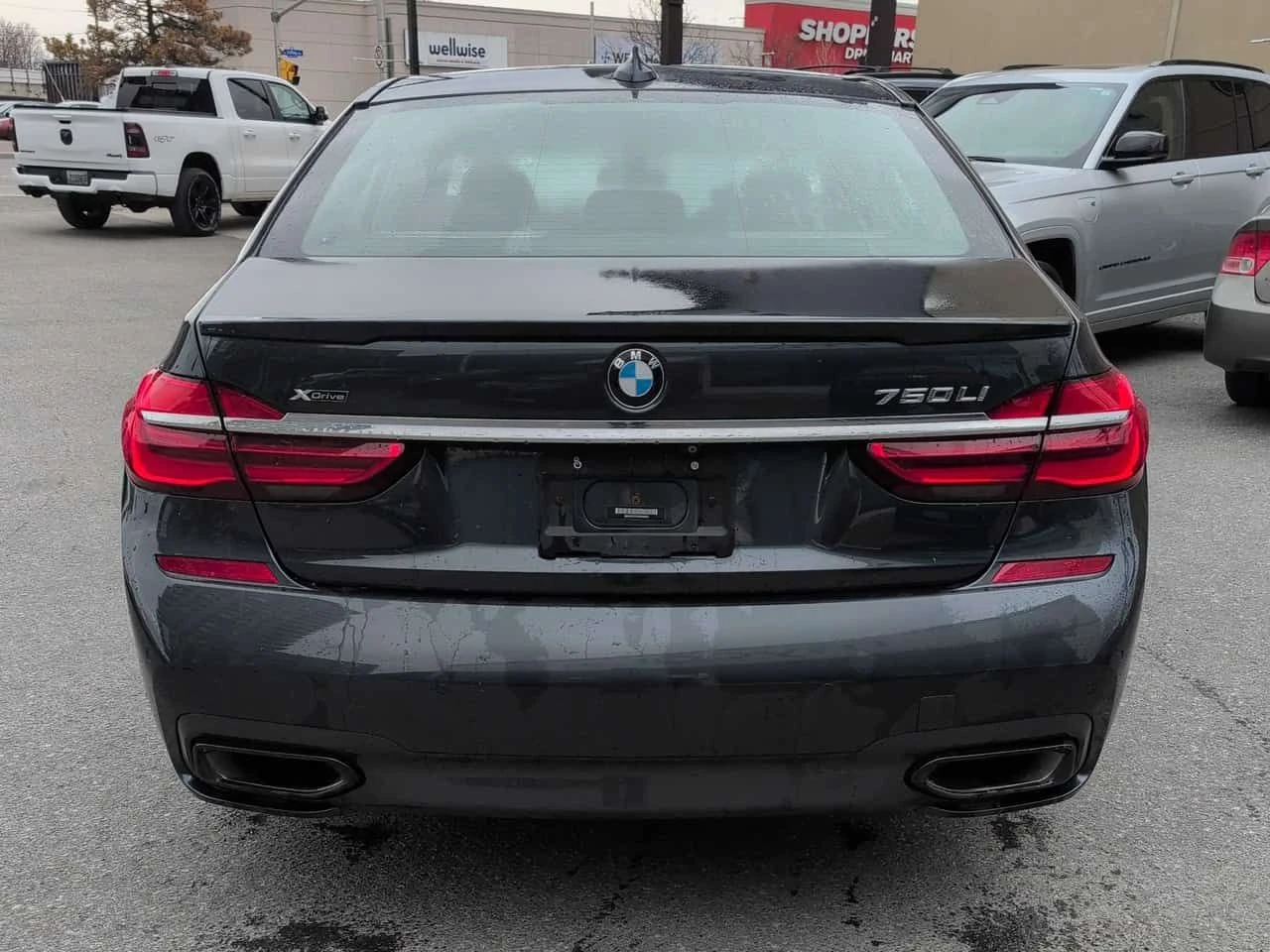 BMW 750 xDrive Sedan  CARFAX, снимка 4 - Автомобили и джипове - 54445639
