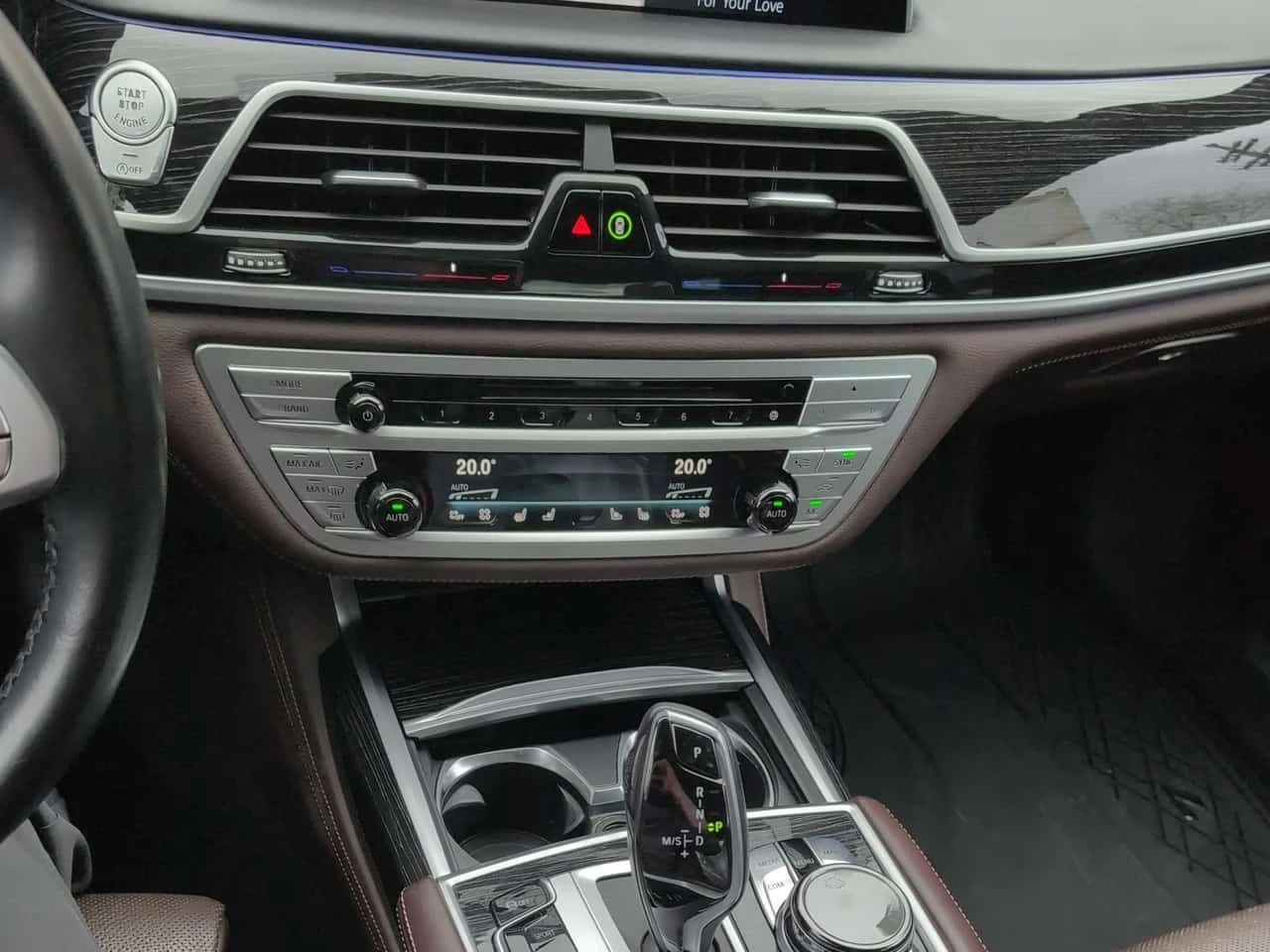 BMW 750 xDrive Sedan  CARFAX, снимка 9 - Автомобили и джипове - 54445639