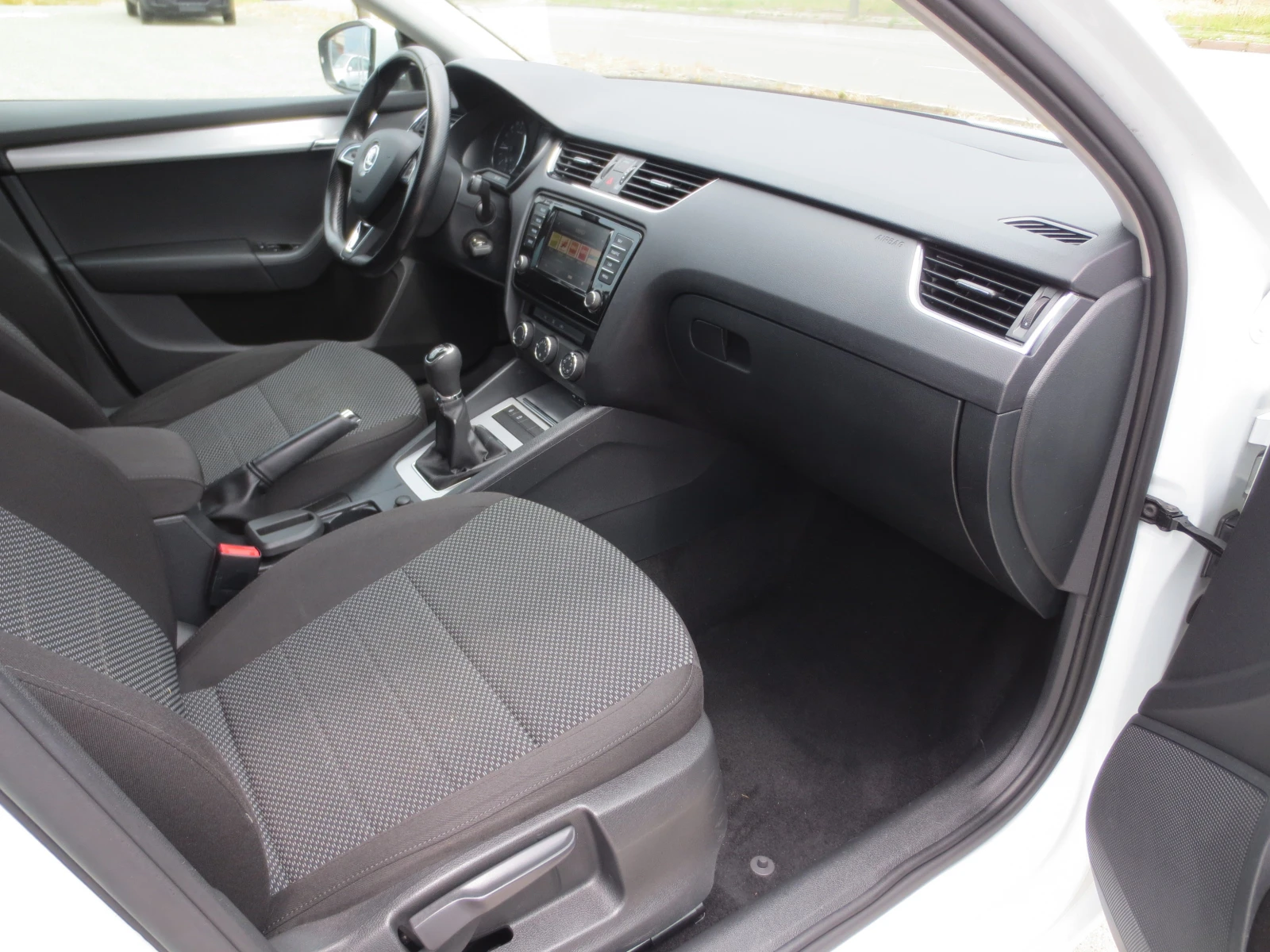 Skoda Octavia 1.6 TDI, снимка 13 - Автомобили и джипове - 54881888
