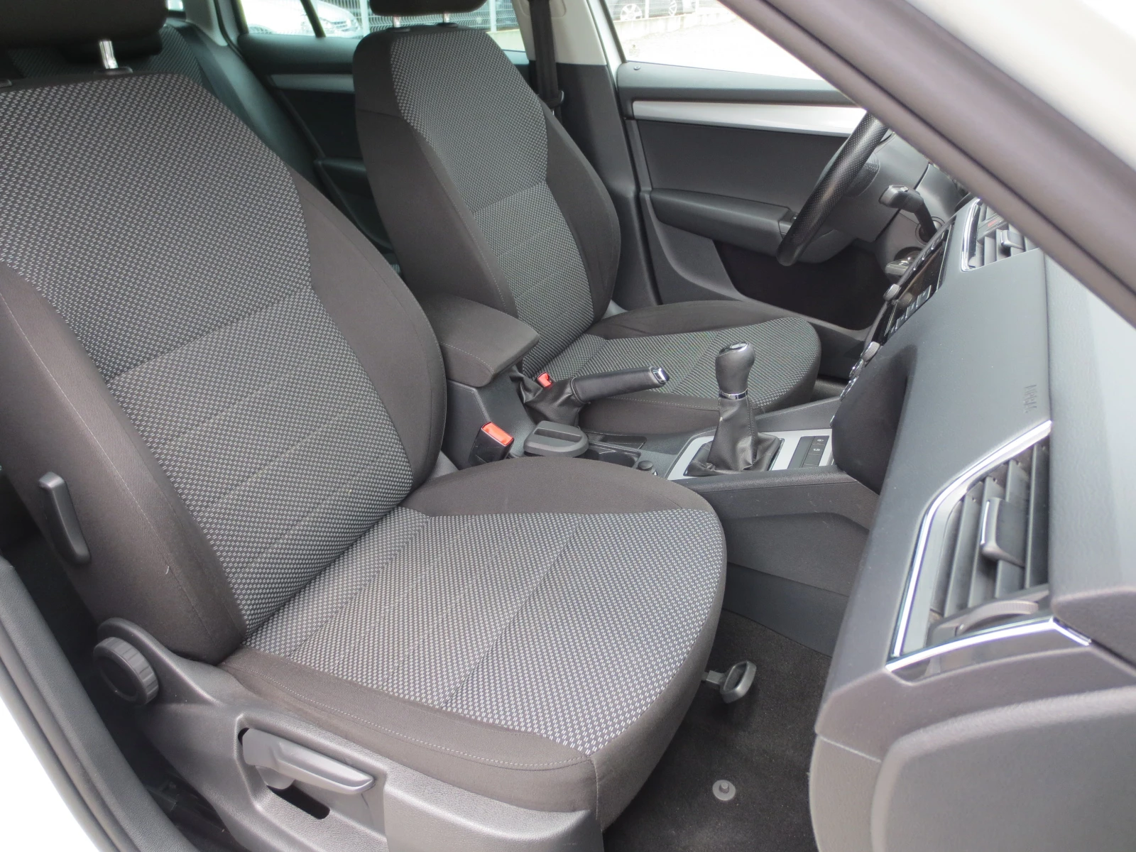 Skoda Octavia 1.6 TDI, снимка 14 - Автомобили и джипове - 54881888