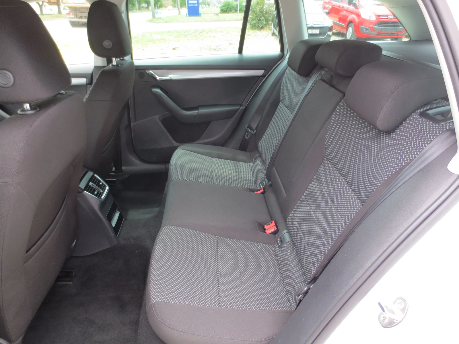 Skoda Octavia 1.6 TDI, снимка 11 - Автомобили и джипове - 54881888