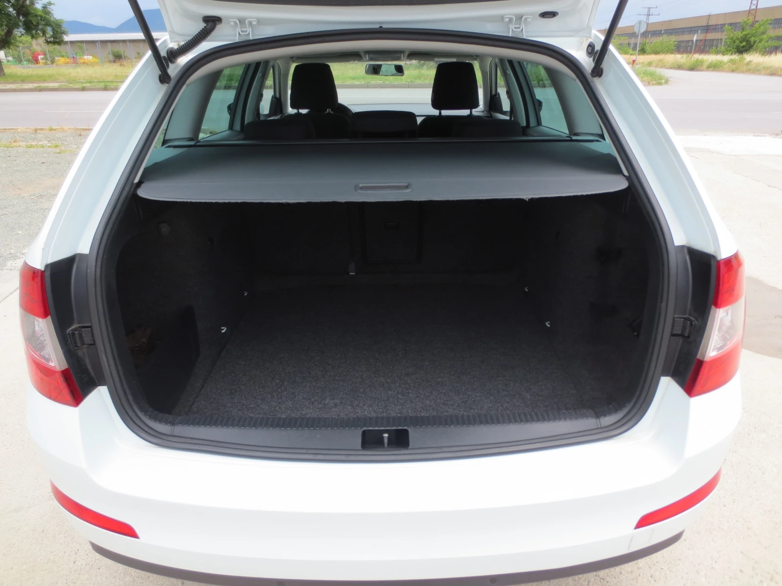 Skoda Octavia 1.6 TDI, снимка 16 - Автомобили и джипове - 54881888