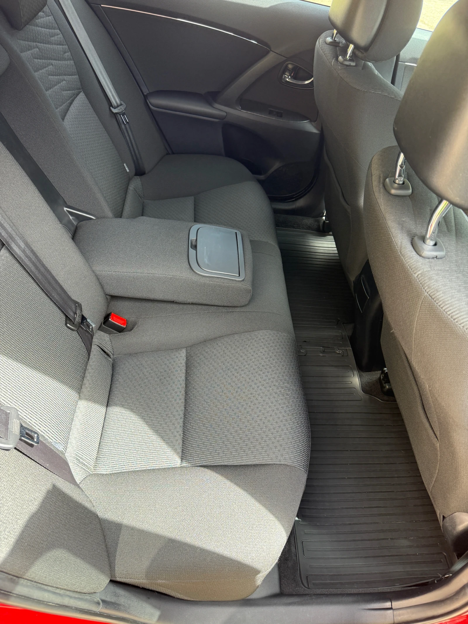 Toyota Avensis 2.2 D4D D-CAT, снимка 13 - Автомобили и джипове - 55085273