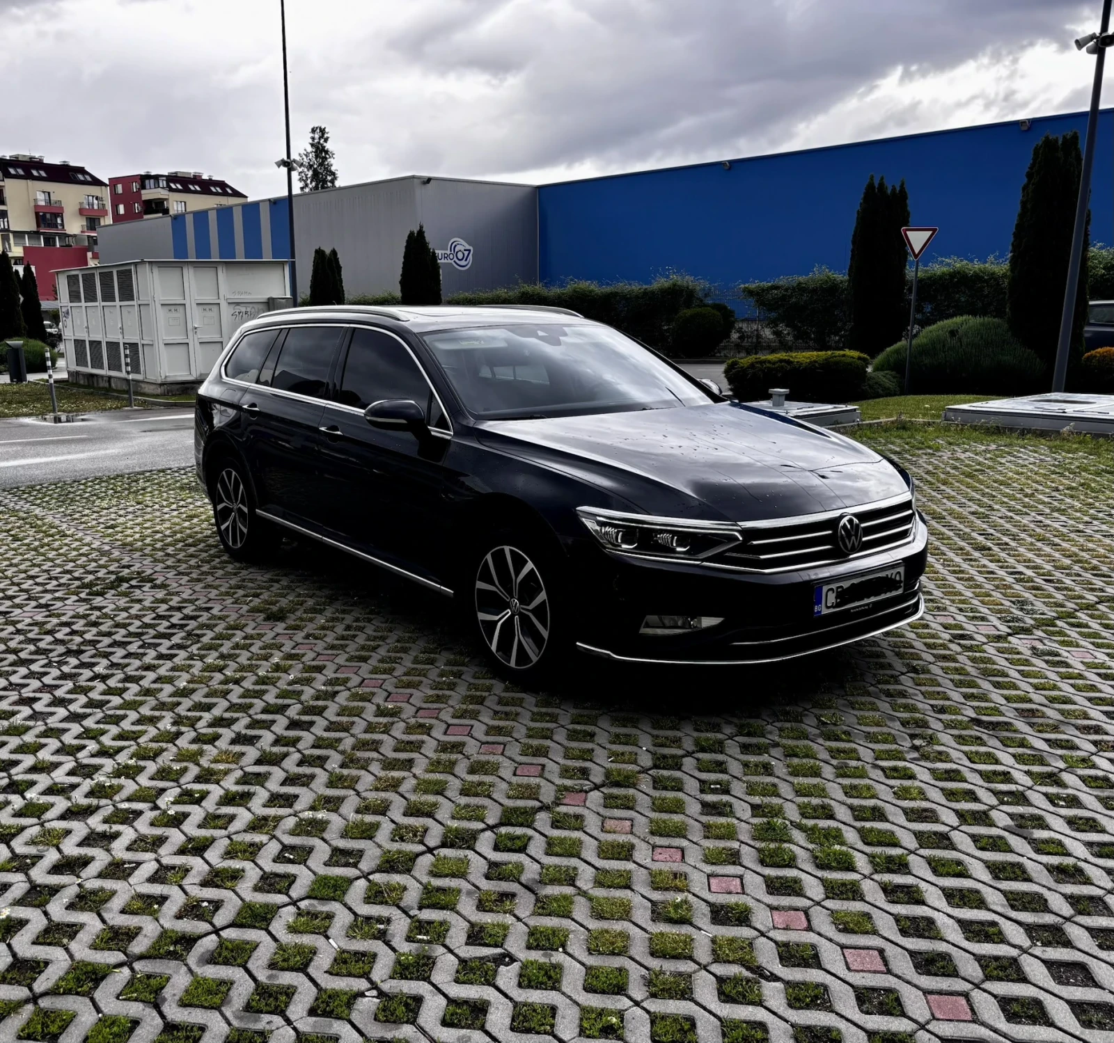 VW Passat  8.5 Elegance IQ drive, Distronic, снимка 2 - Автомобили и джипове - 55957082