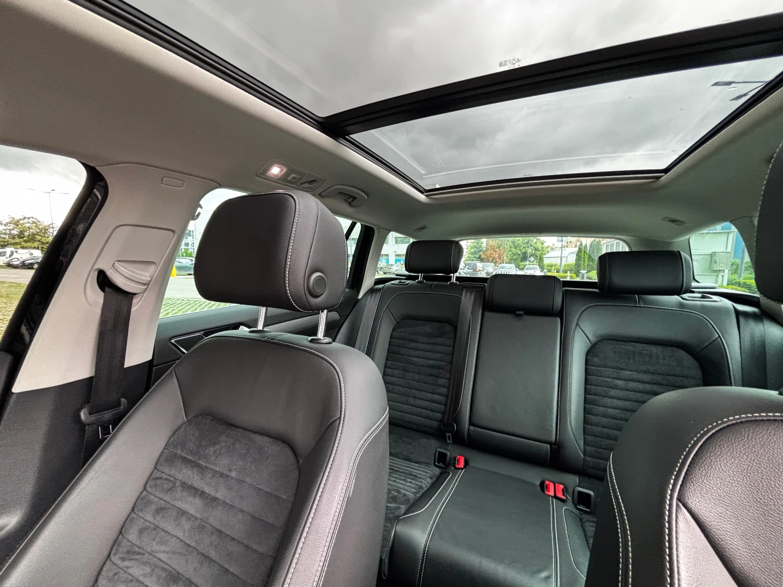 VW Passat  8.5 Elegance IQ drive, Distronic, снимка 12 - Автомобили и джипове - 55957082