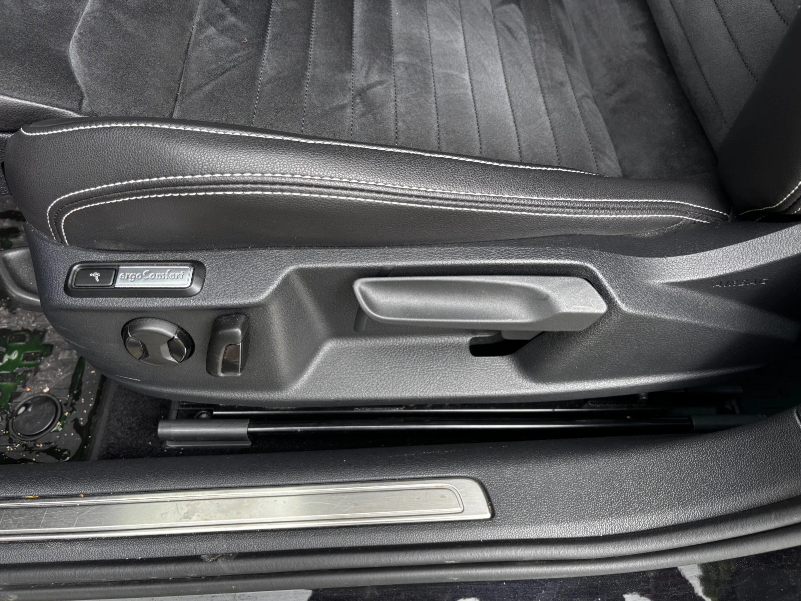 VW Passat  8.5 Elegance IQ drive, Distronic, снимка 8 - Автомобили и джипове - 55957082