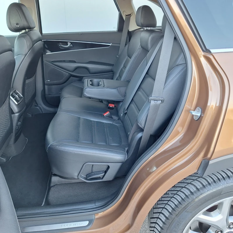 Kia Sorento  * PLATINUM* 2.2 CRDI* СЕРВИЗНА ИСТОРИЯ 105х.км, снимка 11 - Автомобили и джипове - 49964004