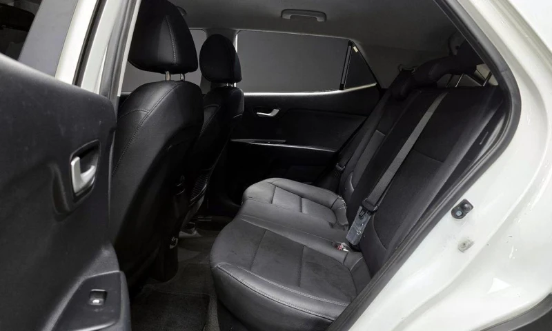 Kia Stonic Diesel 1.6 Trendy * НАЙ-ДОБРА ЦЕНА В БЪЛГАРИЯ* , снимка 12 - Автомобили и джипове - 52112552