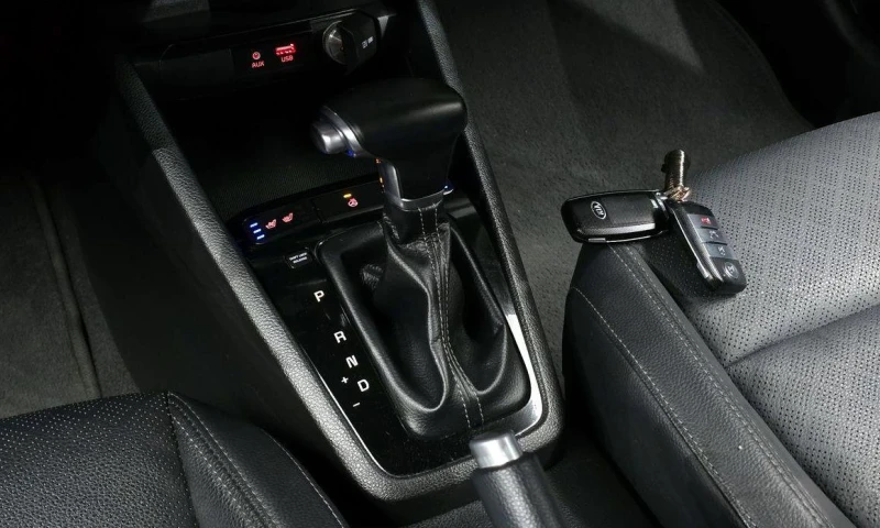 Kia Stonic Diesel 1.6 Trendy * НАЙ-ДОБРА ЦЕНА В БЪЛГАРИЯ* , снимка 9 - Автомобили и джипове - 52112552