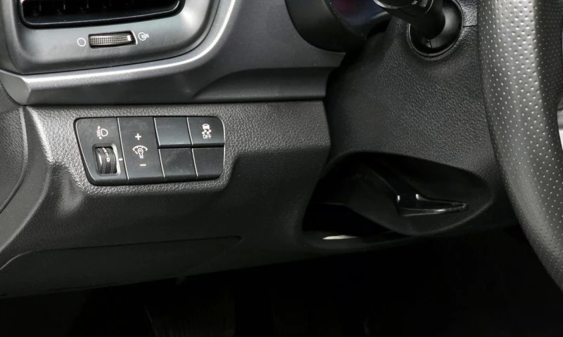 Kia Stonic Diesel 1.6 Trendy * НАЙ-ДОБРА ЦЕНА В БЪЛГАРИЯ* , снимка 14 - Автомобили и джипове - 52112552